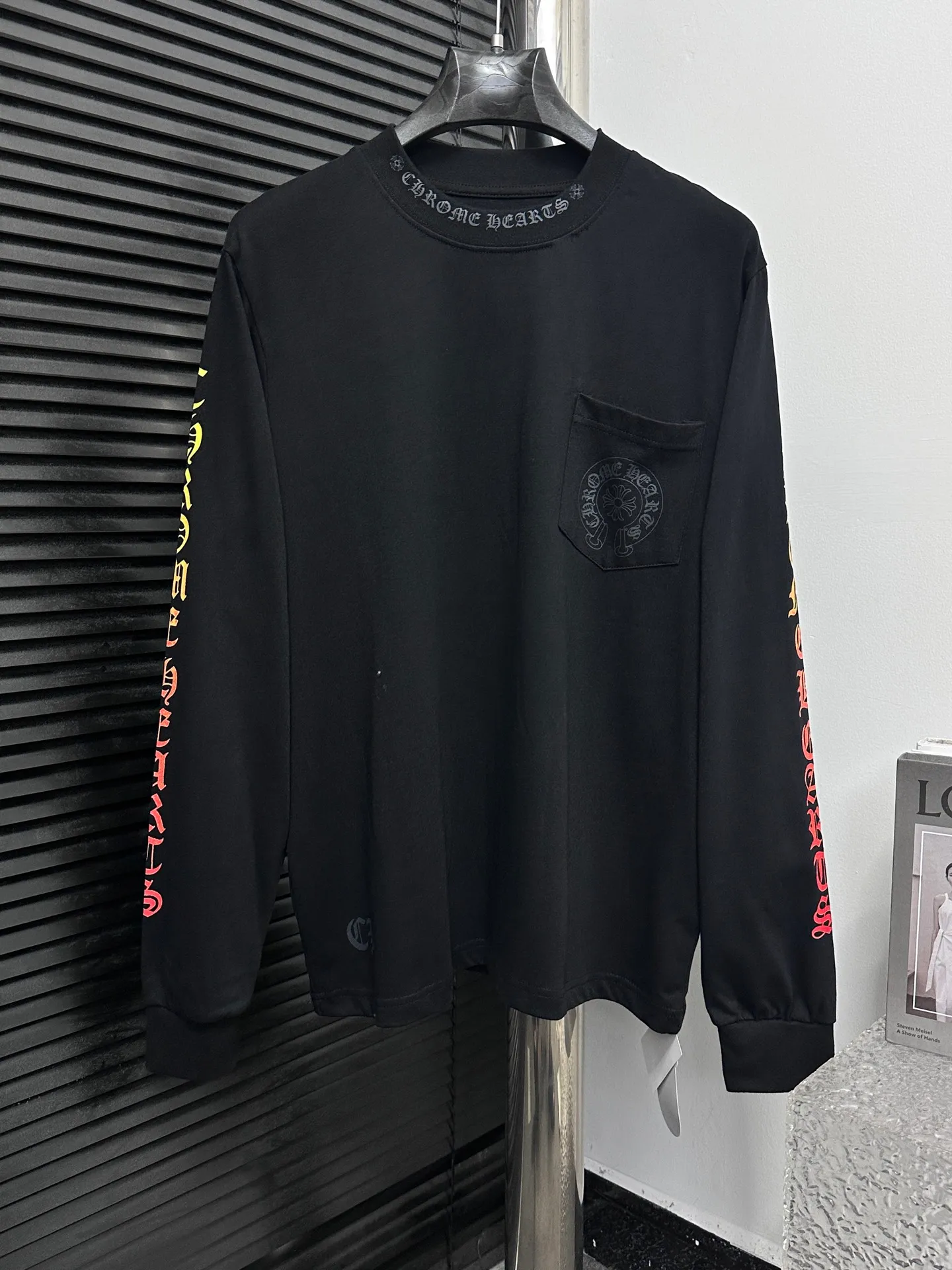 🅿️230 [Come Hearts] Crow Heart Graffiti Letters Limited Sanskrit Printed Long Sleeves, High Weight Threads on Collar and Cuffs, Custom Weaved and Dyed 280g Double Yarn Pure Cotton Fabric, Washed Anti-Counterfeiting Tags and other auxiliary labels are all correct versions, super conspicuous, super pretty, super stylish, same style for men and women! The overall upper body highlights fashion and individuality, and when worn together by a couple, it is a recommended T-shirt by the Street Ace!! Same style for men and women Size: XS-L